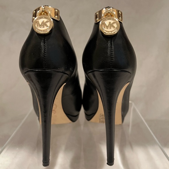 Michael kors black leather 4 1/2 “heel shoes with inside wedge in front - Picture 3 of 4